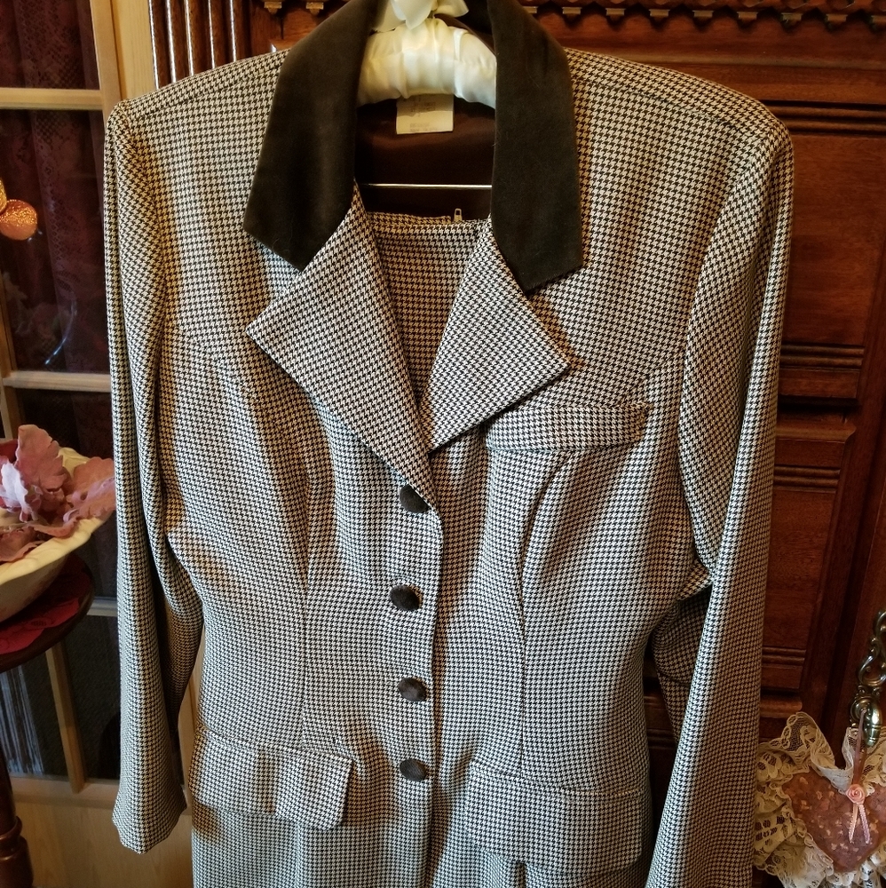 Brown houndstooth suit with velvet buttons, collar & vest